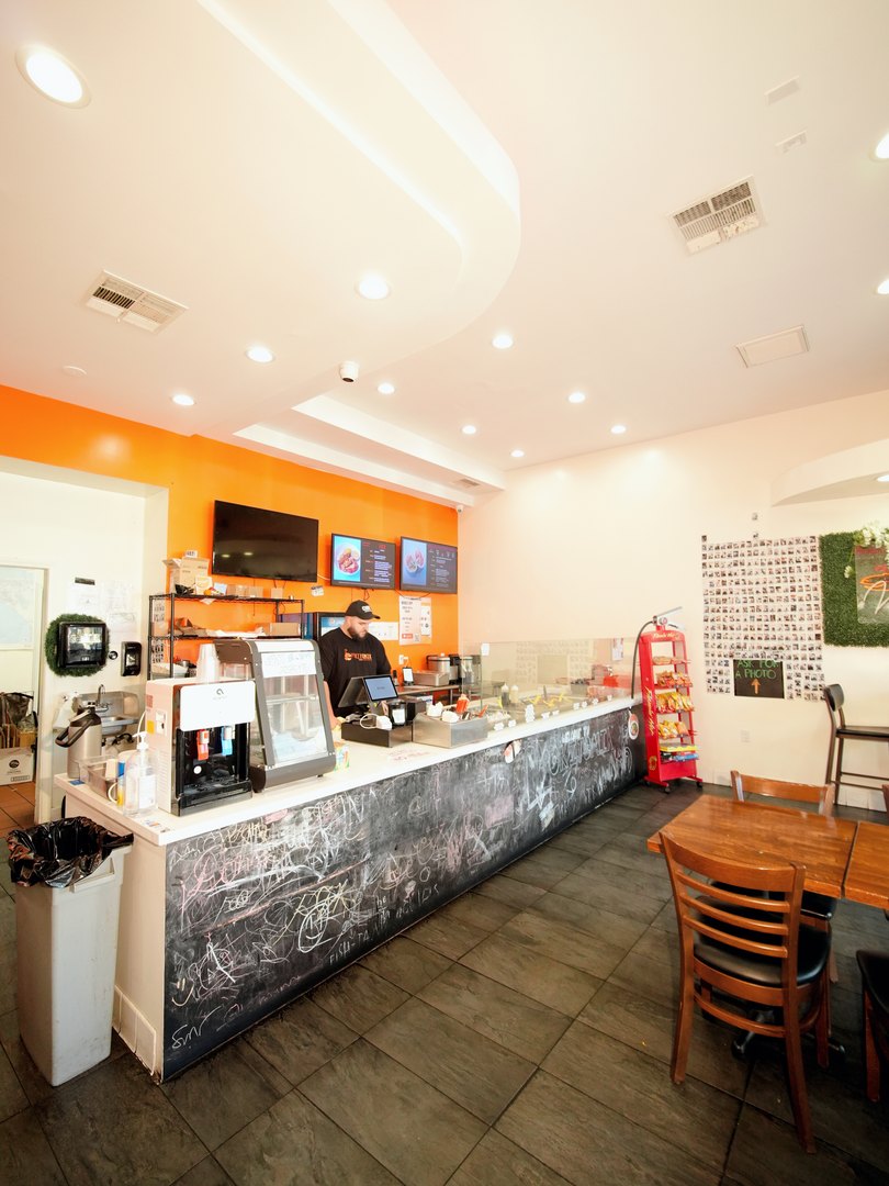Pokitomik interior and counter